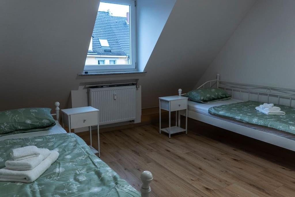 Moderne Ferienwohnung In Gelsenkirchen-Schalke Fuer 1 Bis 7 Personen Mit Terrasse, Ideal Fuer Gruppen & Stadionbesuche 外观 照片