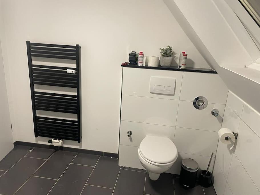 Moderne Ferienwohnung In Gelsenkirchen-Schalke Fuer 1 Bis 7 Personen Mit Terrasse, Ideal Fuer Gruppen & Stadionbesuche 外观 照片