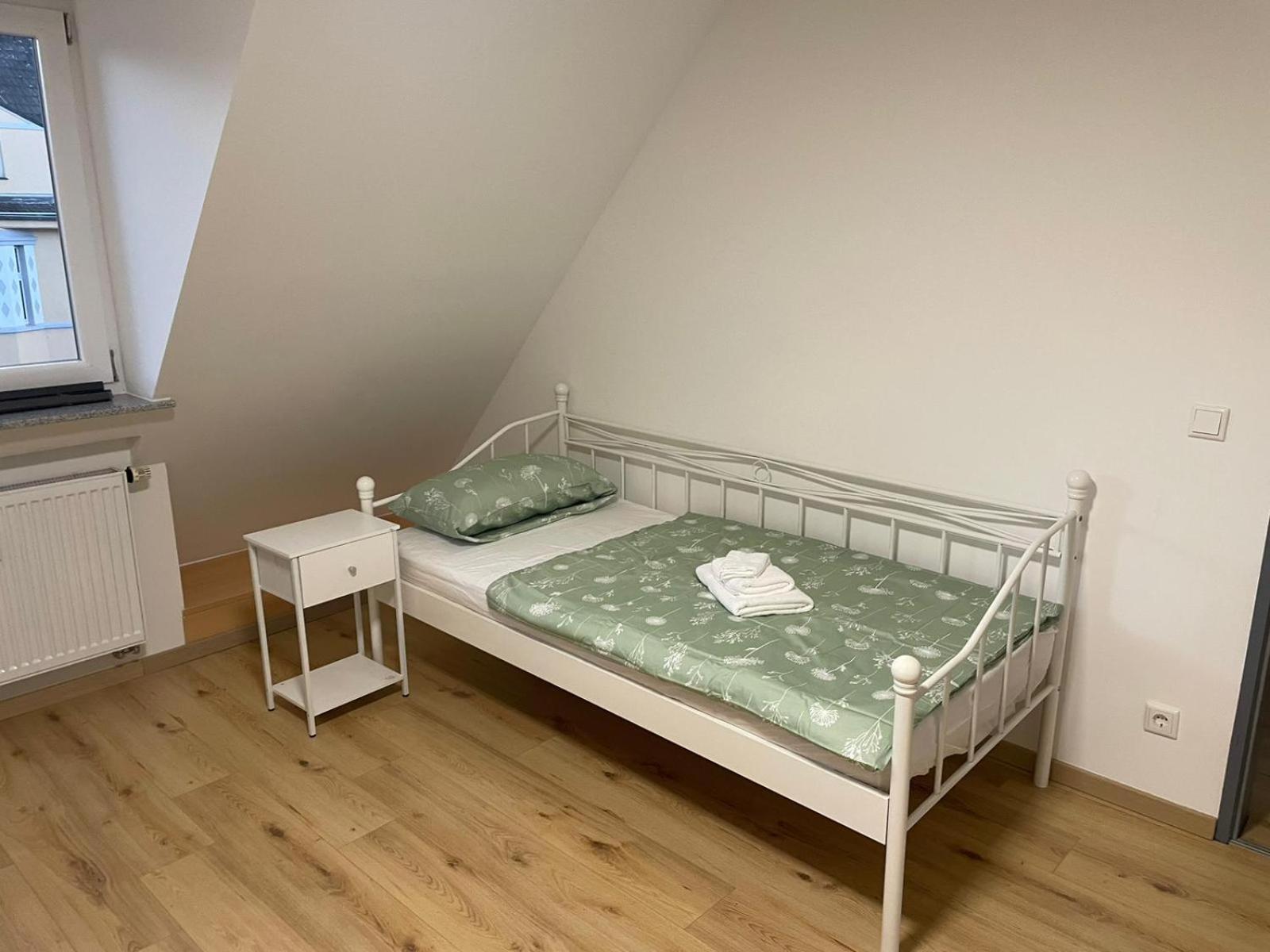 Moderne Ferienwohnung In Gelsenkirchen-Schalke Fuer 1 Bis 7 Personen Mit Terrasse, Ideal Fuer Gruppen & Stadionbesuche 外观 照片